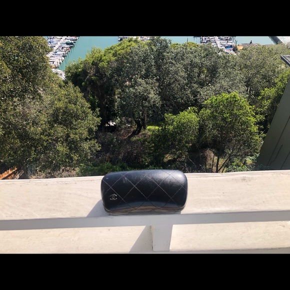 Gorgeous CHANEL large eyewear case - Picture 1 of 4